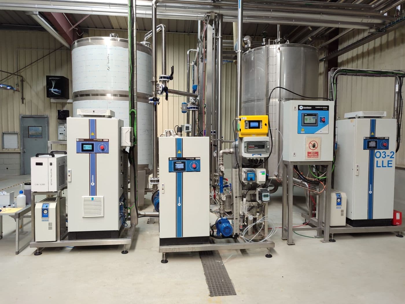 Sala de tratamento de água com dois geradores de ozônio, chiller e tanques de contato
