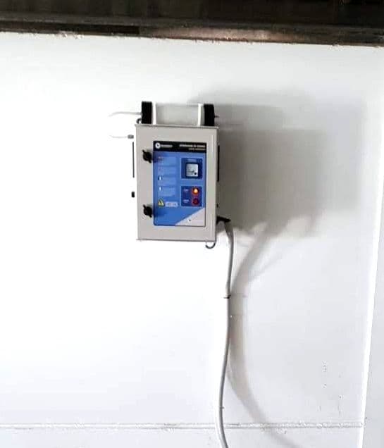 Gerador de ozônio ZonoSistem instalado na parede externa de câmara frigorífica